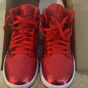 PRACTICALLY NEW women’s Air Jordan 1 MID SE - University Red/Pomegranate